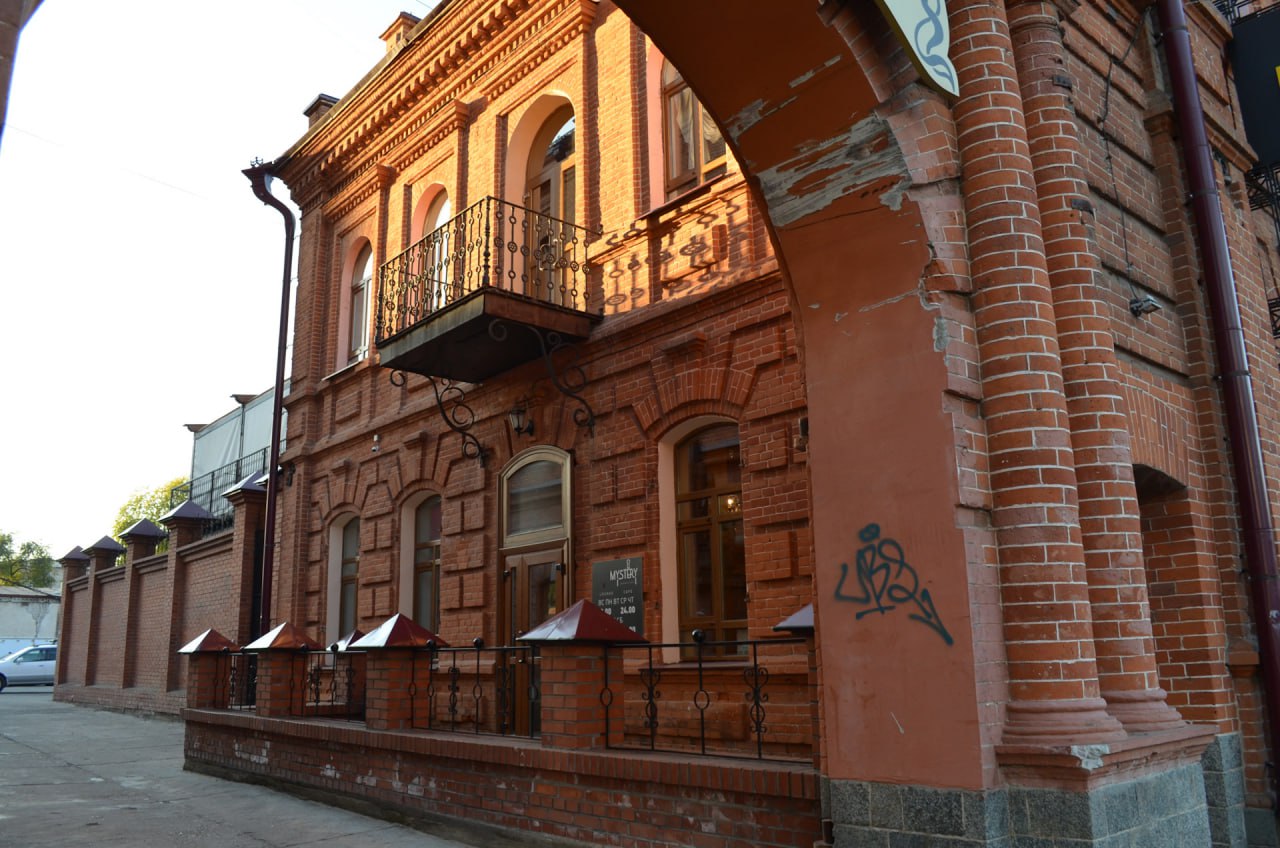 В Благовещенске продолжается масштабная реставрация памятников архитектуры В 2026 2027 годах планируются работы на трёх новых исторических объектах Уже завершены капитальные ремонты здания областного суда станции юннатов типографии УВД областной администрации и первого этапа ремонта военкомата где обновили кровлю фасад окна и благоустроили территорию В 2026 году в военкомате планируется замена инженерных систем и ремонт первого этажа с цоколем что позволит полностью сохранить исторический облик здания В ближайшие два года на реализацию областной программы по восстановлению исторических зданий предусмотрели порядка 500 миллионов рублей отметил губернатор Амурской области Василий Орлов Продолжаются работы на здании по улице Горького 231 где раньше располагались школы и съезд крестьянских депутатов а сейчас факультет БГПУ а также в казармах Сибирских стрелковых полков В 2026 году начнётся капитальный ремонт кардиоцентра драмтеатра и областного краеведческого музея одного из четырёх памятников истории и культуры федерального значения и главного символа города популярного у туристов Приамурье