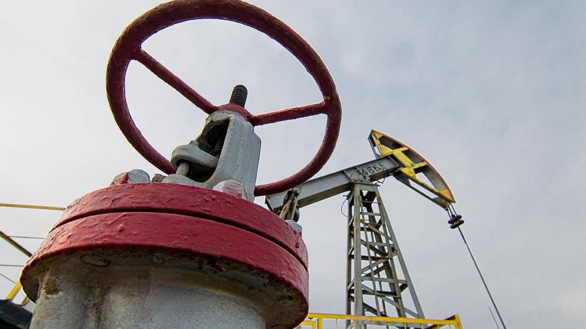 Минфин не намерен менять механизм расчета налогов для нефтянки на основе Urals и ESPO Минфин доволен тем, как работает новый механизм расчёта налогов на основе цен сортов нефти Urals и ESPO, который был введён с начала 2024 года. В министерстве отмечают, что текущая система учитывает интересы как государства, так и нефтяных компаний, поэтому менять её не планируют. Об этом в интервью изданию «Эксперт» сообщил статс-секретарь — заместитель министра финансов Алексей Сазанов. Он подчеркнул, что последний механизм работает эффективно и сейчас баланс интересов соблюдён. Возвращаться к старой системе или искать новые варианты не предполагается. Отвечая на вопрос о поддержке проектов по трудноизвлекаемым запасам нефти ТРИЗ , Сазанов отметил, что из-за ограниченности бюджетных ресурсов государство сосредоточено на выполнении социальных обязательств и поддержке секторов, которые испытывают дефицит инвестиций. Нефтяная отрасль остаётся прибыльной и способна самостоятельно финансировать такие проекты. Кроме того, в условиях действующей сделки ОПЕК+ дополнительные налоговые льготы для ТРИЗ сейчас не рассматриваются. Также он сказал, что переход на расчёт налоговой базы экспортных компаний в рублях пока не планируется. Несмотря на рост рублёвых поступлений, цены на мировом рынке считаются более объективными из-за высокой ликвидности и большого числа участников. Российские котировки, наоборот, подвержены манипуляциям из-за ограниченного круга игроков, особенно продавцов. Поэтому Минфин продолжит использовать мировые цены для расчёта налогов, чтобы избежать негативных последствий для бюджета. Подписаться — Верным курсом