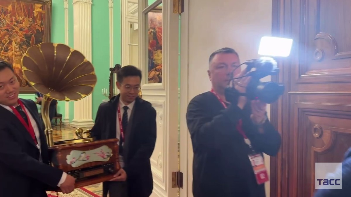 Сопровождающая Си Цзиньпина делегация принесла в Московский Кремль граммофон. Также делегация КНР принесла богато украшенный резьбой в китайском стиле консольный столик и другие сувениры, тщательно упакованные в ящики.