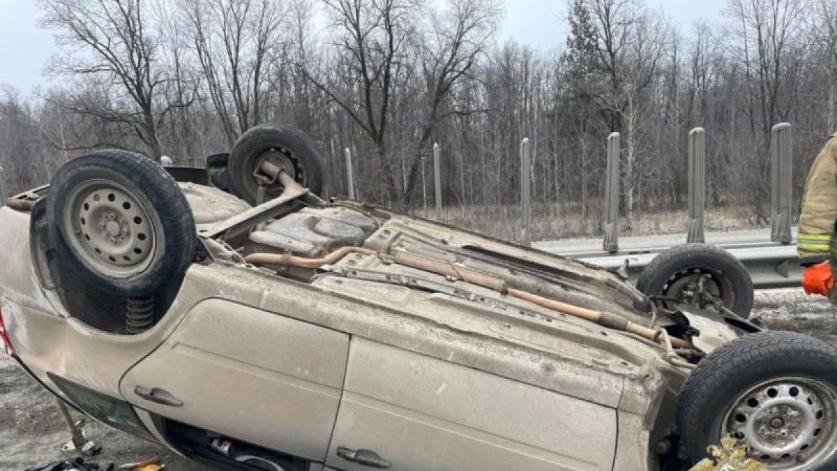 Смертельная авария с "перевертышем" случилась на трассе М-5 в Самарской области  Как сообщили в региональном ГУ МВД России, в субботу, 7 декабря,  37-летний водитель на LADA Kalina ехал по 998-му км трассы М5 "Урал". Во время движения он не справился с управлением. Из-за этого его автомобиль опрокинулся.  В результате ДТП мужчина погиб прямо на месте происшествия до приезда скорой помощи. Сейчас выясняются все обстоятельства произошедшего.   : ГУ МВД России по Самарской области