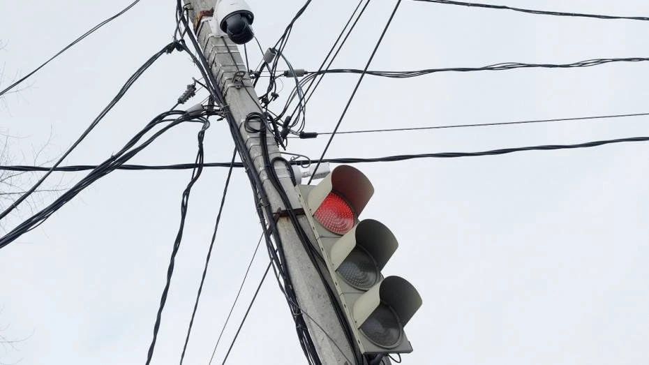 В Воронеже на перекрестке у Площади Застава изменят схему движения Новая схема движения начнет действовать с 9 00 субботы 7 февраля При помощи перенастройки светофоров планируется обособить транспортные потоки следующие с улиц Донбасской и Средне Московской Для каждого потока будет гореть свой сигнал светофора Благодаря этому автомобили смогут вовремя сворачивать налево а перекресток разгрузится Кроме того дублирующий светофор при движении с улицы Донбасской в направлении улицы Средне Московской перенесут ближе от корпуса больницы 3 в островок безопасности Мы в Мах