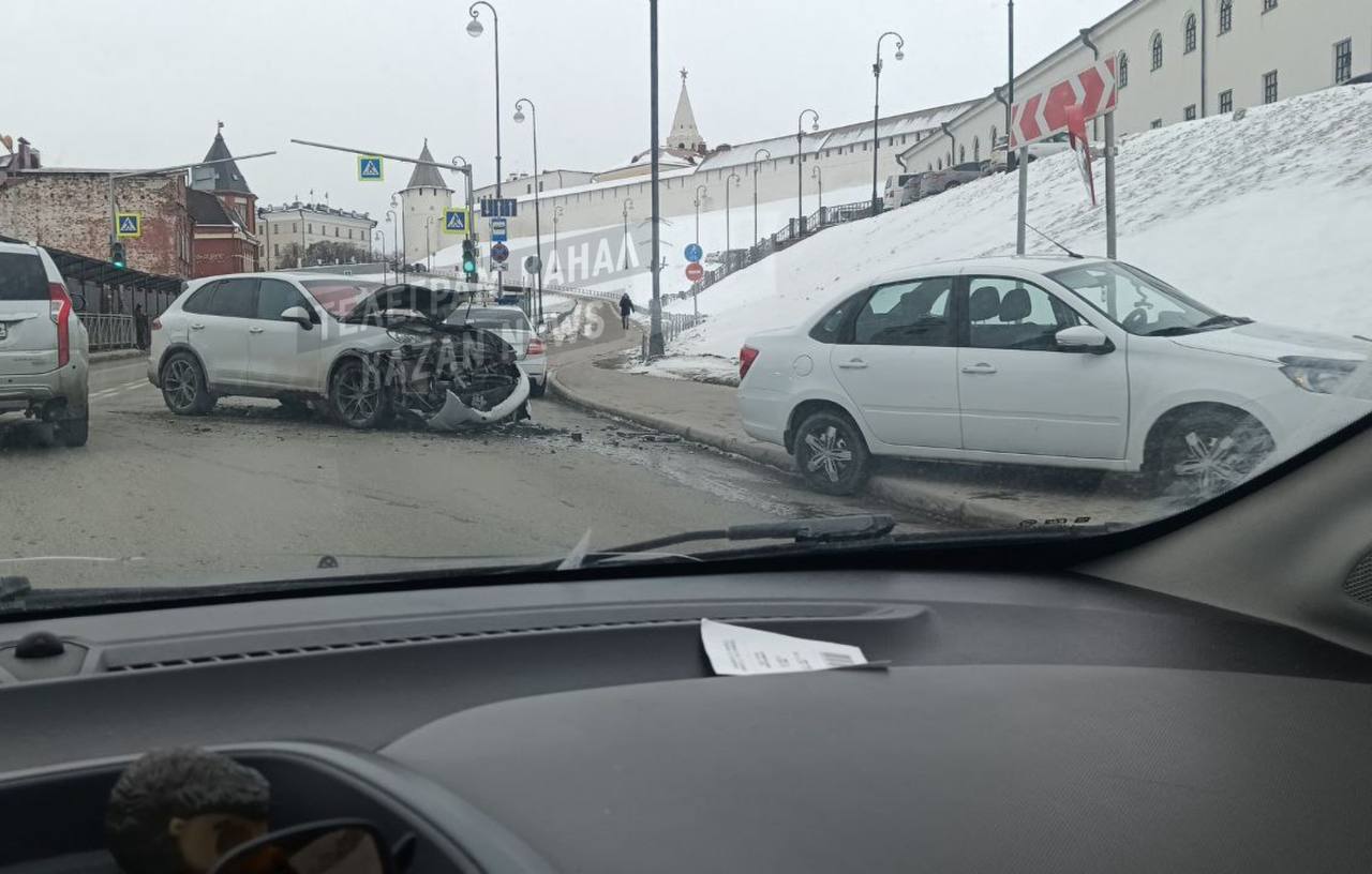 В центре Казани Porsche столкнулся с легковушкой  В результате столкновения отечественное авто вылетело на обочину, а иномарку развернуло посреди дороги. Как сообщили в городской Госавтоинспекции, пострадавших в ДТП нет   Подпишитесь: