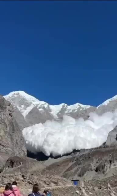 Лавина в Гималаях окатила альпинистский лагерь, пострадавших нет