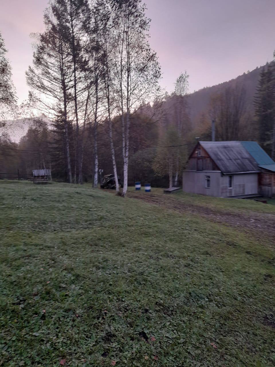 В Республике Хакасия мужчина подозревается в причинении смерти по неосторожности своему знакомому во время охоты 12 сентября 2025 года в следственные органы ГСУ СК России по Красноярскому краю и Республике Хакасия поступило сообщение о том что при доставлении в медицинское учреждение скончался 48 летний житель Абакана поступивший с огнестрельным ранением в области живота По данному факту Таштыпским межрайонным следственным отделом ГСУ СК России по Красноярскому краю и Республике Хакасия возбуждено уголовное дело в отношении 36 летнего жителя Абакана Он подозревается в совершении преступления предусмотренного ч 1 ст 109 УК РФ причинение смерти по неосторожности По версии следствия 12 сентября 2025 года пятеро мужчин прибыли из города Абакан в таежную местность в округе посёлка Кубайка Таштыпского района на охоту Находясь в лесном массиве охотники разделились на две группы В вечернее время в условиях плохой видимости один из мужчин предположив что на участке леса находится дикий зверь не удостоверившись в отсутствии на огневом рубеже людей произвел выстрел из ружья где в этот момент находился потерпевший В результате огнестрельного ранения потерпевший скончался при доставлении в больницу По уголовному делу выполняются необходимые следственные действия направленные на установление всех обстоятельств произошедшего