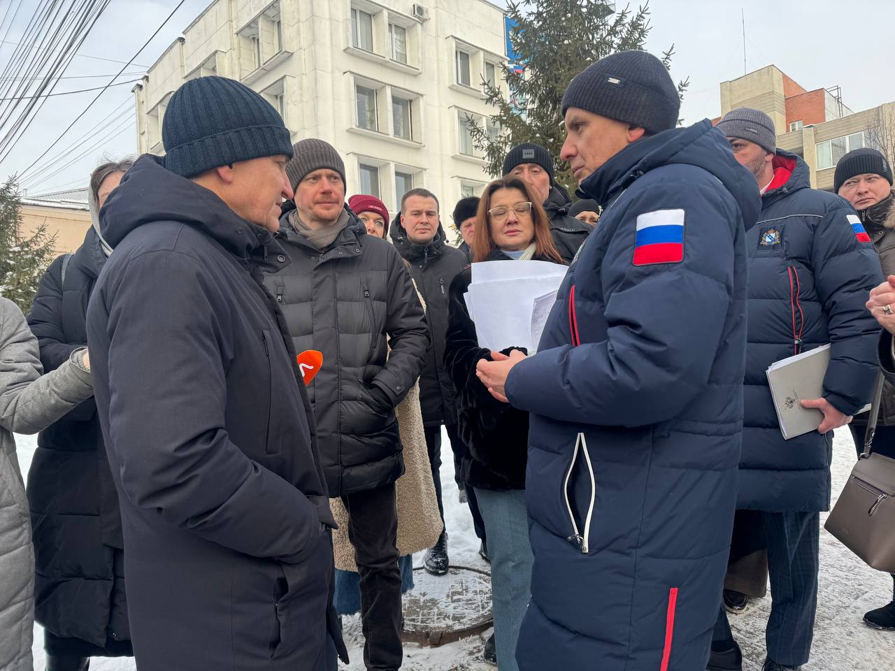 Второй точкой объезда стала Театральная площадь и улицы Горького и Кати Зеленко  Врио первого заместителя губернатора – председателя правительства Курской области Александр Чепик осмотрел возможность дополнительного обустройство пешеходной части зоны на улице Ленина около Театральной площади.  Далее Александр Евгеньевич спустился по улице Кати Зеленко и прошёл по улице Горького.  — Улицы красивые, с самого утра наблюдаем тут большое количество людей. В будущем надо проработать озеленение и облагораживание территории. Дома тоже очень красивые и старинные – эту историю будем сохранять, — сказал Александр Чепик.  Глава города Игорь Куцак напомнил о реализации пилотного проекта ко Дню города, когда часть улицы Горького становилась пешеходной.