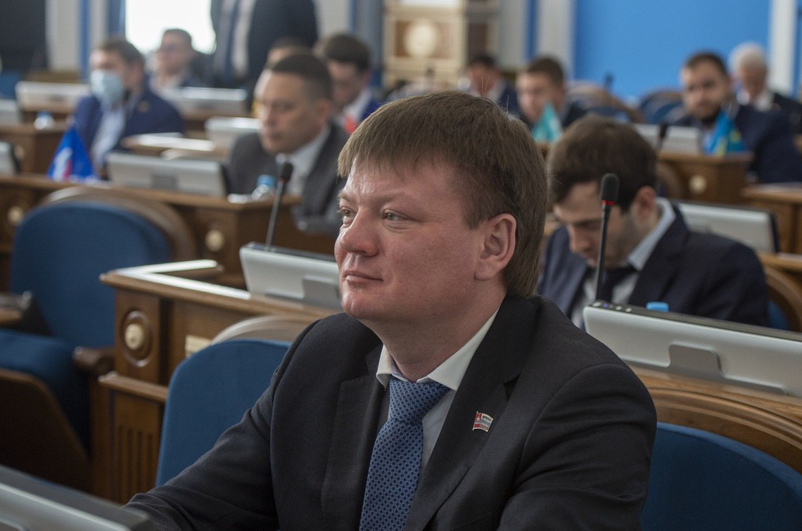 Пермский эсер экс сотрудник ФСБ накануне выборов задумался о возвращении в Единую Россию В 2016 годы Дмитрий Федоров выиграл выборы в думу Перми по одномандатному округу 20 Позже он возглавил местное отделение ЕР в Свердловском районе где расположен его округ И в целом был видным партийным деятелем Но в 2021 году что то пошло не так Источники ПиГ так до конца и не понимают что именно Рассказывают что запрет на выдвижение Федорова от ЕР пришел чуть ли не из полпредства и связан с бизнес проектами депутата Кстати потом они стали предметами нескольких уголовных дел которые впрочем ни чем не увенчались Федоров тогда пошел в атаку собрал альянс эсеров и собирался захватить власть в Свердловском районе расставив кандидатов по многим округам Был большой скандал который удалось разрешить Также он входил в общекраевую тройку партии В итоге он благополучно избрался в думу на второй срок возглавил фракцию эсеров Но сейчас он хочет вернуться в ЕР говорит что повестка СР вынуждает его поддерживать спорные решения Кстати пять лет назад свой выход из рядов единороссов он объяснял тем что избиратели не разделают их повестку Главный политический канал Урала Мы в МАХ