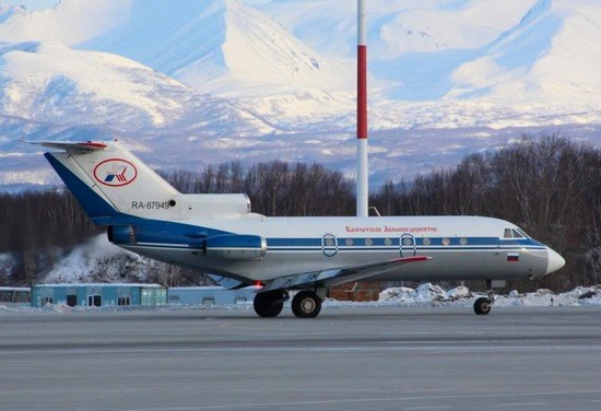 Годовалую малышку экстренно доставили на операцию с Камчатки в Хабаровск  Девочку с Камчатки экстренно доставили в Хабаровск для операции после того, как в её бронхах застряла семечка.  Как стало известно "ЧП Камчатка", малышку сначала привезли в камчатскую детскую краевую больницу 14 марта, но местные врачи, проконсультировавшись с коллегами из Хабаровска, решили, что необходима срочная операция в специализированной клинике.  Из-за приближающегося циклона время было критическим. Благодаря оперативной работе врачей, экипажа и служб Камчатского авиапредприятия, самолёт Як-40 быстро вылетел в Хабаровск, где девочке успешно провели операцию.