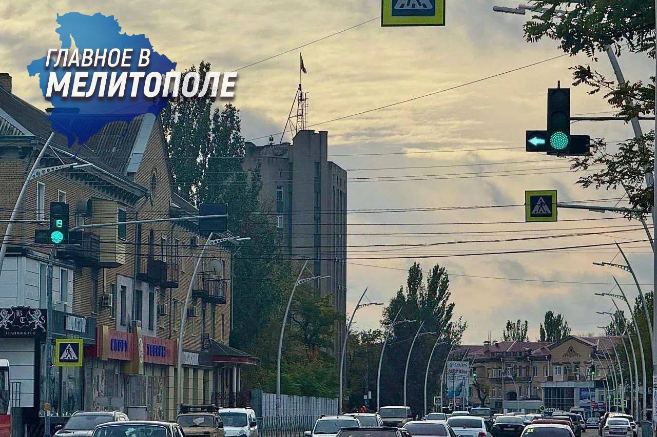 В Мелитополе усовершенствовали светофор на перекрестке На пересечении проспекта Богдана Хмельницкого и улицы Екатерины Великой установлена дополнительная секция светофора с левой стрелкой Работы выполнены специалистами Горсвета для улучшения транспортного потока