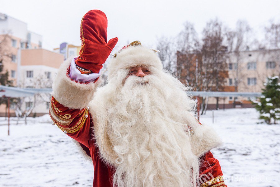 В Пензе состоится традиционное шествие Дедов Морозов 0 Шествие пройдет в субботу 13 декабря В нем будут участвовать более 100 пензенских волшебников а также Снегурочки Шествие новогодних персонажей стартует в 15 00 и проследует до площади имени Ленина где торжественно зажжется главная елка города После этого состоится символическая передача огней Дедам Морозам из районов Пензенской области Кроме того на площади имени Ленина откроется резиденция зимнего волшебника penzapress пенза новый год дед мороз шествие