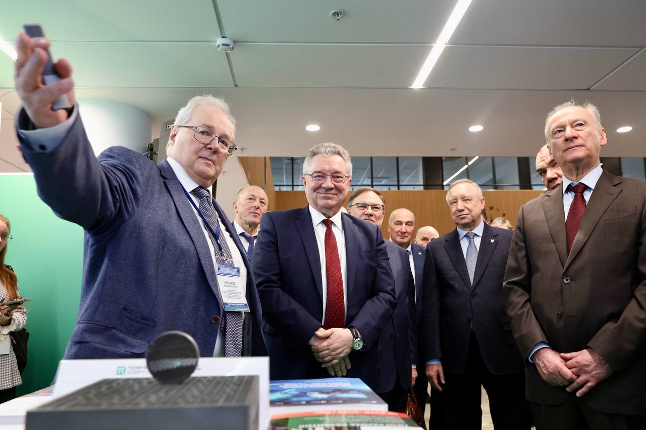 Сегодня на базе Морского технического университета состоялось выездное совещание с руководителями органов государственной власти и организаций по вопросу о мерах по подготовке кадров для цифровой трансформации судостроения и смежных отраслей промышленности Совещание провёл помощник президента РФ председатель Морской коллегии РФ Николай Патрушев Николай Платонович отметил что цифровая трансформация судостроительной отрасли и смежных отраслей стратегический приоритет развития промышленности России требующий усиления и интенсификации развития Обсудили и кадровое обеспечение цифровой трансформации кораблестроения а это должны быть специалисты разных специальностей решающих единую комплексную задачу Для эффективного методического взаимодействия между разработчиками образовательных программ по таким специальностям Заместитель Министра науки и высшего образования РФ Дмитрий Афанасьев предложил создать при Координационном совете по области образования Инженерное дело технологии и технические науки научно методический Совет по цифровой трансформации промышленности и внутри совета отделение по кораблестроению Уверен что Совет может стать действенным механизмом взаимодействия всех участвующих в процессе сторон и значительно укрепит синергетические усилия в подготовке высококлассных инженеров нового поколения Участники совещания также ознакомились с экспозицией Цифровая трансформация в промышленности и подготовка кадров на которой были представлены научные достижения и разработки Морского технического университета и Политеха