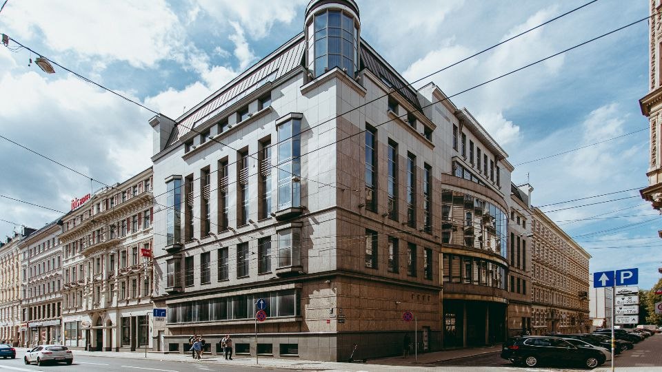 Власти Латвии уже полтора года пытаются продать здание незаконно изъятого Дома Москвы в Риге но покупателя так и не нашли Несмотря на восемь аукционов и снижение начальной цены почти на 40 с 3 5 миллиона до 2 1 миллиона евро заявок не поступило Главный сдерживающий фактор особый юридический статус объекта аналогов которому до сих пор не было ни в Латвии ни даже в мире объяснил член правления Valsts nekustamie īpašumi Андрис Варна По его словам инвесторы опасаются будущих судебных исков из за того что здание было изъято у Москвы по спецзакону