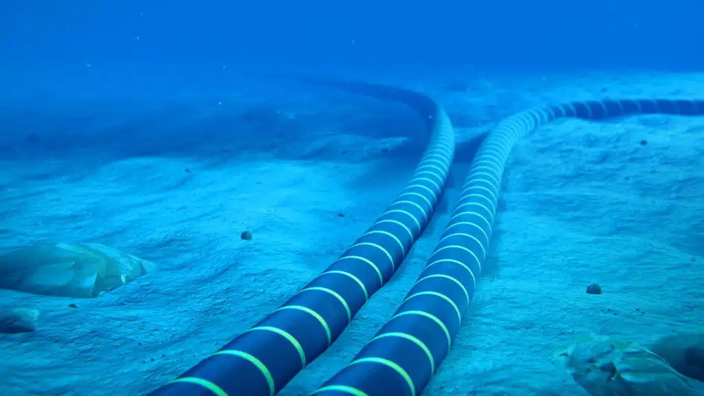 Россия и Казахстан обсудили строительство линии связи по дну Каспия Минцифры двух стран рассматривают возможность прокладки оптоволоконной линии связи по дну Каспийского моря Это обеспечит прямую связь между нашими регионами и Арменией Ираном Казахстаном сообщил глава Минцифры России Максут Шадаев По его словам проект может стать новым стимулом для цифровизации прикаспийских государств Заявление министр сделал на полях Каспийского цифрового форума 2025 Россия Армения Казахстан Иран Связь   Цифровые технологии centralasianow Подписаться на канал