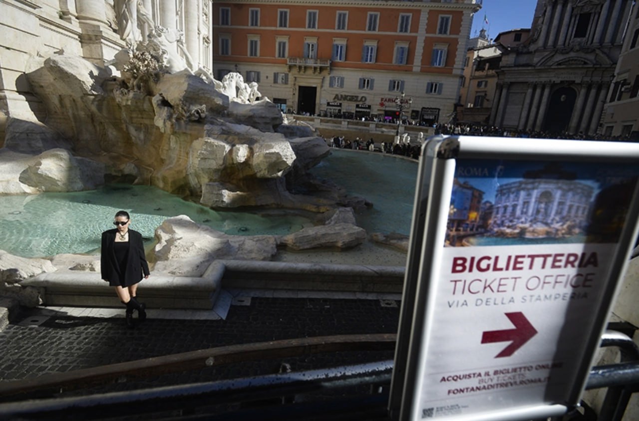 Городские власти Рима ввели плату за бросание монет в фонтан Треви чтобы снизить приток туристов и помочь в сборах на сохранение памятника сообщает Reuters Цена составляет 2 40 Платные часы ограничены с 11 30 до 22 00 в будние дни и с 9 00 до 22 00 в выходные Вместе с тем правила о плате за бросание монеток в фонтан не распространяются на жителей Рима равно как и на инвалидов и их сопровождающих а также детей до шести лет При этом посещение сквера расположенного близ фонтана остается свободным Монетки в фонтан Треви традиционно бросают чтобы гарантировать свое возвращение в Рим Фонтан давно остается одной из самых популярных достопримечательностей города Кроме того памятник также известен благодаря съемкам фильма Федерико Феллини Сладкая жизнь в котором героиня Аниты Экберг заходит в фонтан и зовет героя своего партнера по фильму Марчелло Мастроянни Марчелло Иди сюда Фото Stefano Carofei Keystone Press Agency Global Look Press РБК в Telegram и MAX