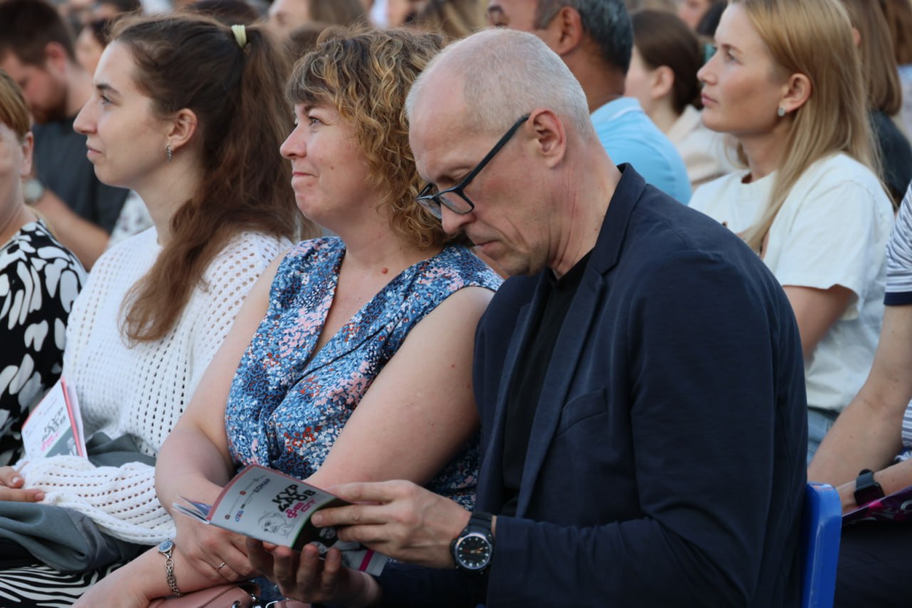 В первый день «Курчатов фест» мероприятие посетили тысячи горожан В областном центре Южного Урала в течение двух дней проходит фестиваль классической музыки. Напомним, «Курчатов фест» проводится под открытым небом на площадке возле памятника Курчатова уже третий год подряд. Гости мероприятия слушают концертную программу Государственного симфонического оркестра Южного Урала. В этом году первое отделение было посвящено сказкам Востока, которые читала актриса театра и кино Дарья Мороз, безусловно, в музыкальном сопровождении. Во втором отделении прозвучали классические музыкальные шедевры в исполнении июжноуральского симфонического оркестра под управлением художественного руководителя и главного дирижера Алексея Рубина. Мероприятие посетили несколько тысяч жителей и гостей города, также присутствовал губернатор Челябинской области Алексей Текслер вместе с супругой Ириной. По завершении первого отделения, глава региона обратился к гостям вечера отметив связь культурного развития области с историческим наследием и достижениями атомной отрасли. Алексей Текслер акцентировал внимание, что в эпоху, когда в регионе Игорь Курчатов строил первый атомный реактор, тогда же он распорядился создать в Озерске театр, и оба объекта были завершены в один срок. «Это подтверждает, что мы не только опорный регион нашей страны, но и центр культуры», – резюмировал губернатор, предложив всем проголосовать до 5 августа за Челябинск, который борется за звание «Культурная столица 2027 года».