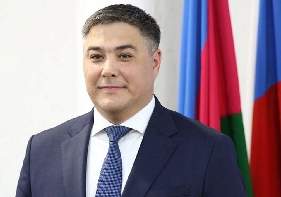 Продал мандат получил срок экс вице мэру Краснодара грозит 4 5 года колонии В Краснодаре бывшему вице мэру Всеволоду Нетребе прокуратура запросила 4 5 года колонии и миллионный штраф Его обвиняют в том что он пытался продать депутатское место в городской думе По версии следствия весной 2025 го Нетреба предложил начальнику юротдела мэрии Кириллу Перцеву гарантированное избрание за 4 6 млн рублей Часть денег он получил прямо в кабинете Там его и взяли силовики операция шла под контролем после заявления самого покупателя Обвинение также требует конфисковать его iPhone 17 и запретить занимать госдолжности три года Адвокаты настаивают он помогает детям изолировать не нужно Сам Нетреба признал вину и раскаялся Приговор огласят 15 декабря Подписаться на kpkuban Читать нас в MAX