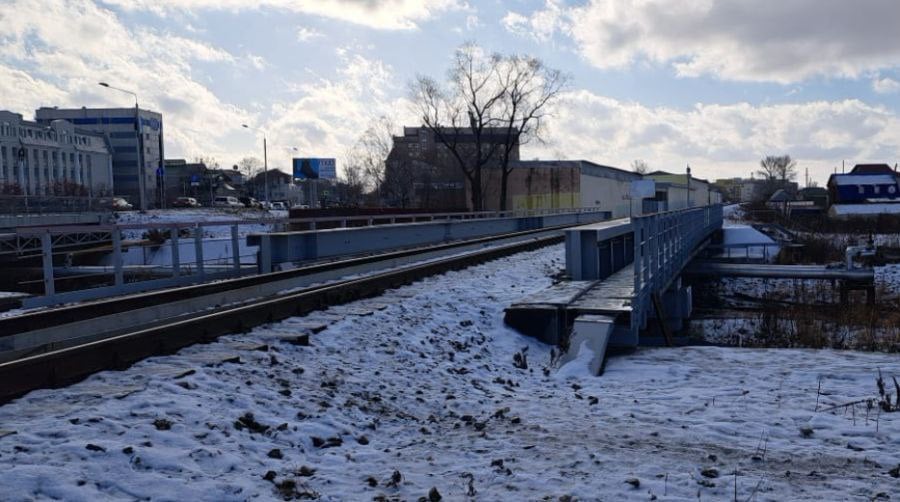 Женщина, погибшая под поездом в Южно-Сахалинске, в момент трагедии была в наушниках   По предварительным данным, 36-летняя женщина переходила пути в неустановленном месте и была при этом в наушниках.   Проводится доследственная проверка.  Фото:     SakhalinMedia   Прислать новость