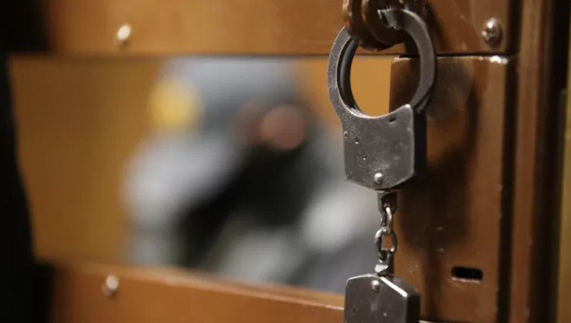 Жителя посёлка городского типа Володарское в ДНР Сергея Петрика приговорили к 15 годам строгого режима за государственную измену Об этом сообщили в пресс службе УФСБ России по ДНР В ведомстве отметили что мужчина инициативно установил контакт с представителями СБУ через мессенджер и передавал им информацию о местах расположения подразделений Минобороны России Верховный суд ДНР признал Петрика Сергея Николаевича виновным в государственной измене и назначил ему наказание в виде 15 лет лишения свободы с отбыванием наказания в колонии строгого режима с ограничением свободы сроком на 1 год и штрафом в размере 105 000 рублей newregions