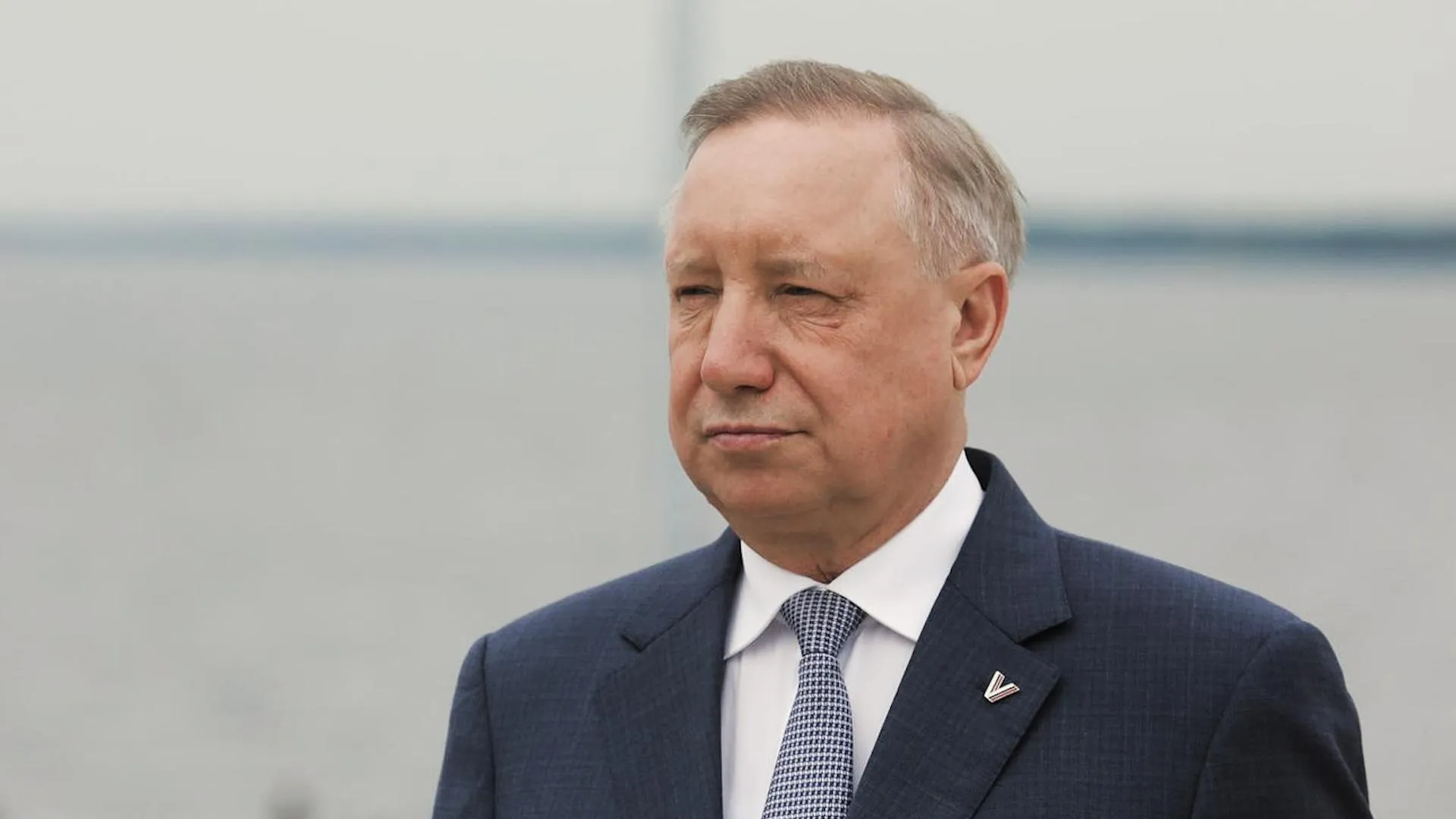 Метро Петербурга проект до Пулково В продлении Кировско Выборгской линии метро Санкт Петербурга до аэропорта Пулково заложен важный шаг к развитию транспортной инфраструктуры региона Власти Петербурга и правительство России обсуждают софинансирование этого проекта который затронет федеральные интересы Проект предсматривает значительное развитие включая не только аэропорт но и такие важные объекты как выставочный комплекс Экспофорум и музеи Царского Села Это расширение позволит улучшить доступность и удобство для жителей и гостей города Основные инвестиции на ближайшие три года превышают 200 млрд рублей при этом в 2026 году предполагается потратить более 51 млрд рублей Большая часть средств пойдет на развитие шестой линии метро Вместе с обновлением подвижного состава которая включает 90 новых вагонов для синей линии Санкт Петербург продолжает акцентироваться на усилении городского транспорта МетроПетербурга Пулково Градостроительство Инфраструктура stroynewsrussia