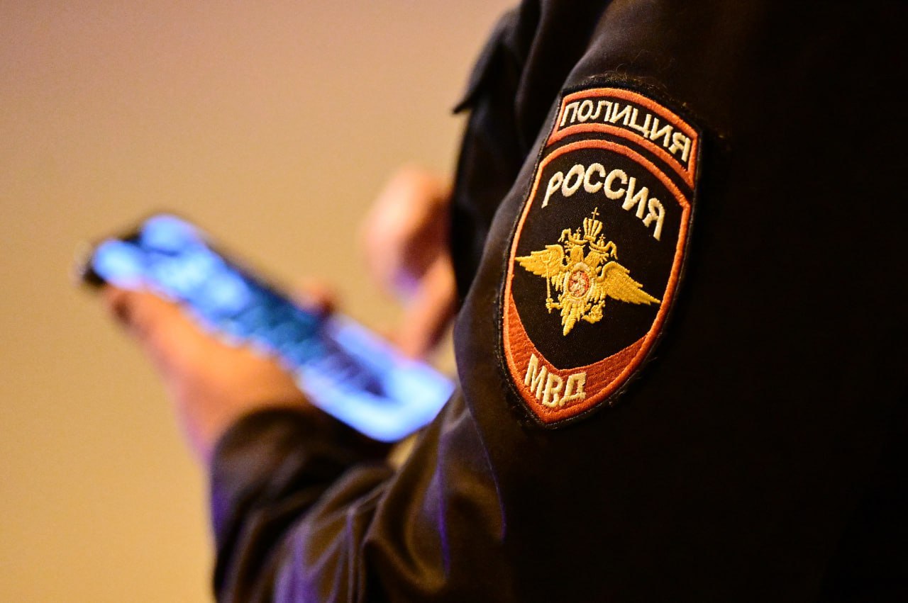 Пропавший 23 октября в лесу под Первоуральском охотник найден живым Поиски благополучно завершены В органы внутренних дел с просьбой о помощи в розыске мужчины вечером 24 октября обратилась его супруга Она сообщила что мужчина направился в лес на охоту 23 октября и не вернулся вместе с двумя собаками При этом сотовый телефон был недоступен Алексей Григорьев обнаружен живым Сейчас его везут для медицинского осмотра в ближайшую больницу поселка Кузино Когда его нашли он попросил попить Чувствует себя удовлетворительно Говорит что заблудился Его собак при нем не было подчеркнул руководитель пресс службы свердловского главка МВД Валерий Горелых По его словам поисковым мероприятиям полиции и волонтерам дан отбой Розыск гончих собак Айки и Шельмы будет продолжаться их хозяином самостоятельно Спасибо всем кто откликнулся и оказал помощь органам внутренних дел в поиске пропавшего в тайге человека резюмировал полковник Валерий Горелых В розыске мужчины было задействовано более 50 представителей МВД и волонтеров а также спецтехника квадроциклы беспилотники громкоговорители Павел Ворожцов Областная газета Подписаться на ОГ Прислать новость Поддержать канал