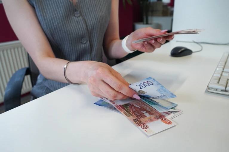 Зарплаты для ряда категорий госслужащих станут больше на 7,6% с 1 сентября Повышение затронет сотрудников Росгвардии, МВД, ФСИН, ФССП, ФПС, таможни, фельдъегерской связи, а также военнослужащих и контрактников, и призывников . Зарплаты будут пересчитаны с октября, однако реально повышенные выплаты поступят уже в ноябре. “Основанием стал проект поправок к правительственному постановлению, предусматривающий увеличение ранее заявленного коэффициента индексации с 4,5% до 7,6% в связи с ростом инфляции”, - сказал депутат Госдумы Алексей Говырин. Отмечается, что осенняя индексация будет обеспечена только бюджетной сфере на федеральном уровне. А вот решение по остальным категориям работников останется в компетенции региональных властей и конкретных организаций.