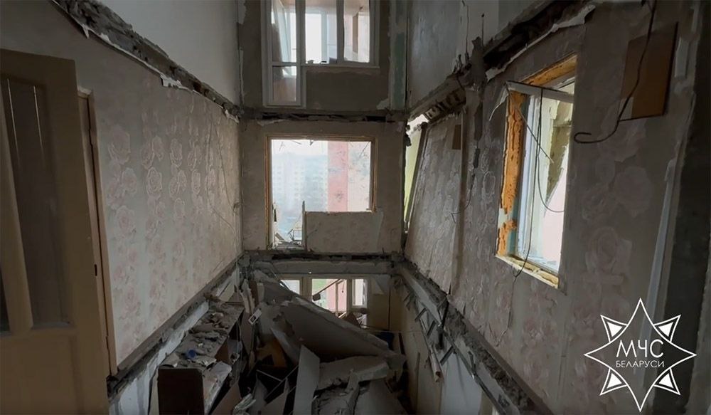 Эвакуированные жильцы остались у родственников или уехали в предоставленную гостиницу Красный крест обеспечил каждого гигиеническими наборами и продуктами В течение суток профильные специалисты закончат обследование дома и дадут рекомендации по его дальнейшей судьбе В пострадавшем подъезде проживало 78 человек из них 11 детей Четыре представителя преклонного возраста которым врачами предписан постельный режим приняты нашими медиками для них организуют особый уход Нуждающимся жильцам предоставлены места для временного проживания организовано питание Основная задача на сегодняшний день успокоить людей чтобы в этой сложной ситуации они чувствовали себя комфортно прокомментировал заместитель председателя облисполкома Андрей Барановский