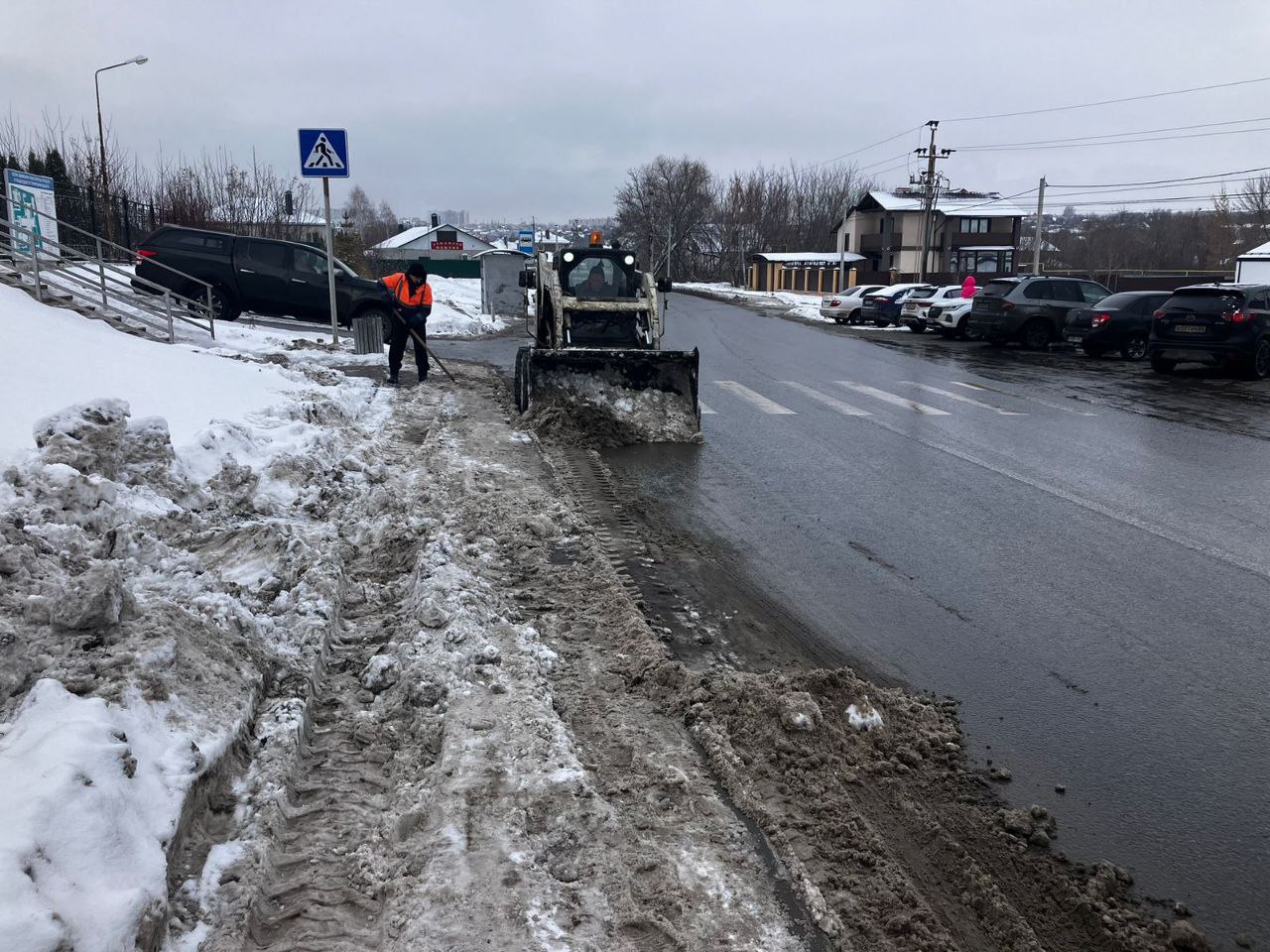 Продолжается уборка города от снега и наледи  В течение дня были задействованы 171 единица специализированной техники и 226 рабочих     Механизированное подметание тротуаров и проезжей части дорог, расчистка лестничных маршей, подходов к остановочным павильонам и учреждениям социальной сферы, а также обработка территорий противогололедными материалами выполнялись по улицам: Огородная, Свирская, 4-й пр. Чернышевского, Пензенская, Азина, 2-я Садовая, Бахметьевская, Шевченко, Клочкова, Астраханская, Усть-Курдюмская, Радищева, Первомайская, Хрустальная, Аэропорт и др. А также в населенных пунктах Гагаринского района.  Подробнее о мероприятиях в районах города по ссылкам: Ленинский; Заводской; Волжский; Октябрьский; Кировский; Фрунзенский; Гагаринский.  Работы будут продолжены ночью.