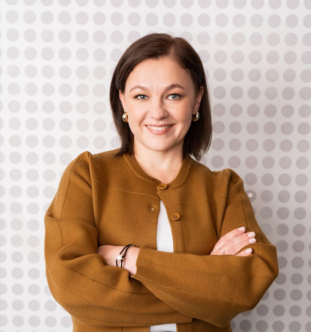 Екатерина Немченко займет позицию управляющего директора Авито по работе с людьми и войдет в состав правления компании В новой роли она будет отвечать за реализацию HR стратегии развитие корпоративной культуры и масштабирование программ по работе с талантами Екатерина отметила Самые успешные бизнес модели и самые амбициозные идеи не имеют ни единого шанса на долгосрочный успех без сильной команды Я глубоко убеждена в том что таланты это самая важная базовая потребность и основа любого бизнеса Екатерина Немченко специалист с 20 летним стажем работает в Авито с 2023 года ранее она построила в компании функцию финансового планирования и анализа Она имеет дополнительную специализацию коуча по стандартам ICF более 10 лет выступает внутренним тренером и фасилитатором banksta