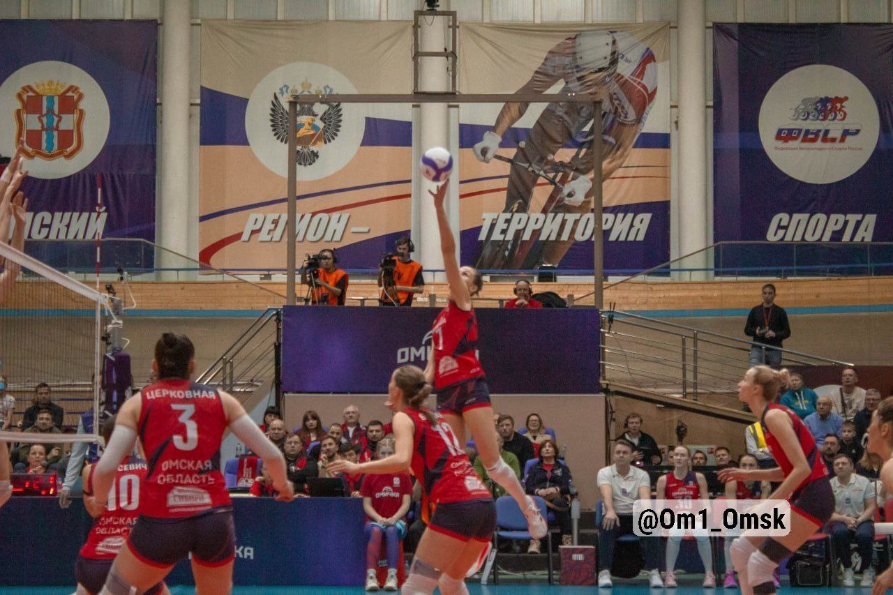 Омичка завершила первый круг Суперлиги победой над Минчанкой Омичка 3 1 Минчанка 25 20 23 25 25 23 25 20 И хотя по ходу этого выезда лисицы играли с Уралочкой и Локомотивом именно матч с клубом из Беларуси стал самым сложным для команды Александра Кошкина Тяжелейшая игра в которой у Омички многое не получалось не срабатывали атаки под заднюю линию не удавался приём да и под сеткой наши девушки зачастую работали предсказуемо для соперниц И всё же класс взял своё С 6 победами в 13 играх Омичка временно поднялась на 6 е место Уже завтра на строчку ниже нашу команду спустит победитель матча между московским Динамо и Протоном но всё же лисицы сражаются за плей офф Следующая игра дома Уже в понедельник 15 декабря в сибирском дерби лисицы сыграют с Енисеем Билеты уже в продаже Om1 Омск в MAX