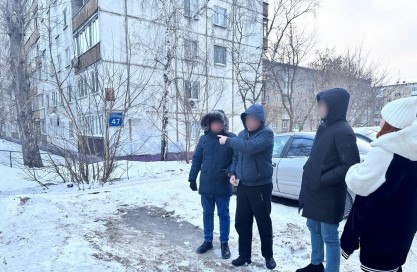 Давнее убийство Дзержинский суд Новосибирска отправил жителя Ставропольского края в колонию за двойное преступление: убийство и разбой. Трагедия произошла еще в июне 2003 года. Трое мужчин совершили нападение на киоск на улице Красина. Злоумышленники жестоко расправились с 45-летней продавщицей, избив ее металлическим прутом. Преступники похитили всего 5139 рублей – деньги и блок сигарет. Спустя 22 года правосудие всё же настигло участника кровавой тройки. Суд приговорил его к 10 годам колонии строгого режима. Вести Новосибирск