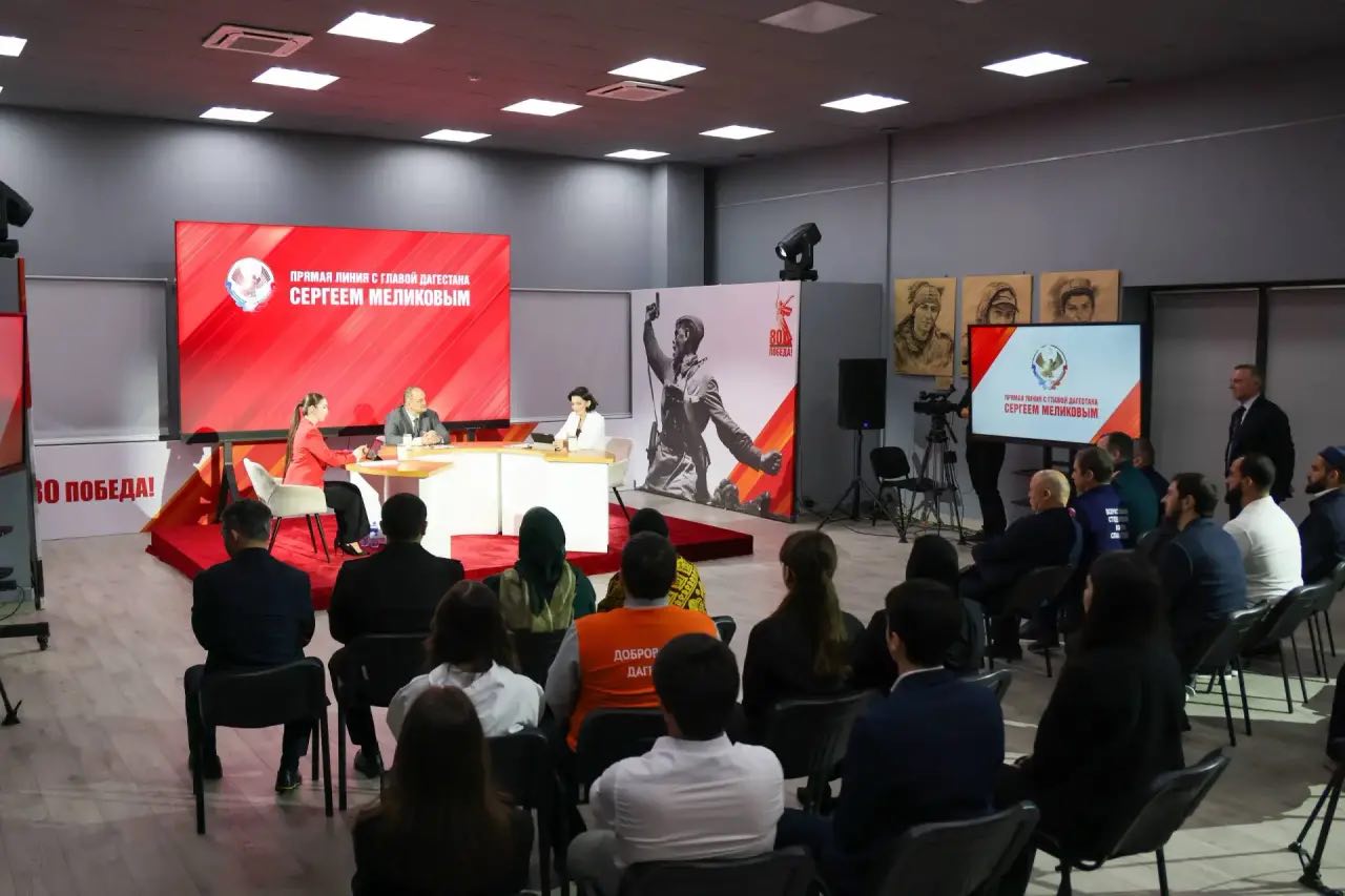 Глава Дагестана Сергей Меликов в рамках Прямой линии заявил что в республике удалось частично решить давнюю проблему предоставления жилья молодым семьям Тем самым он прокомментировал видеообращения участников программы которые в 2025 году смогли переселиться в новое жилье Люди годами ждут новое жилье и без поддержки Фонда развития территорий мы не смогли бы решить эту проблему И ранее возникали вопросы о том почему жилье было задержано на десятилетия Подключив определенные механизмы в том числе и федеральные в непростой период для экономики страны мы нашли возможность для достройки домов выполнили обещания и завершили этап программы предоставления жилья молодым семьям Я бы хотел адресовать благодарность кабинету министров Минстрою РД это тот случай когда комплексный подход помог дойти до стадии решения задач Отдельно поблагодарю строителей которые несмотря на сжатые сроки смогли реализовать все планы сказал Глава Дагестана