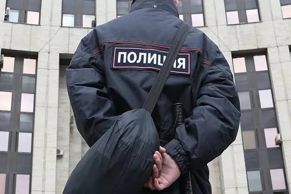 В Нижнем Новгороде полицейского выгнали со службы за левый подработок Как сообщили в прокуратуре инспектор ГУ МВД подрабатывал таксистом ведя коммерческую деятельность Это является нарушением законодательства о государственной службе В итоге суд поддержал требование об увольнении по утрате доверия Теперь экс полицейскому придётся вернуть все полученные выплаты Кроме того его имя будет внесено в реестр лиц уволенных из за утраты доверия Подписаться на нас в MAX