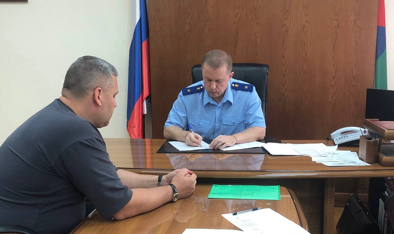 Прокурор Тюменской области Александр Попов провел прием граждан в приемной Президента Российской Федерации Сегодня прокурор Тюменской области Александр Попов провел прием граждан в приемной Президента Российской Федерации в Тюменской области. Обращения касались вопросов благоустройства, жилищно-коммунального хозяйства, защиты прав и интересов несовершеннолетних, получения причитающихся социальных выплат, расследования уголовных дел и т.д. К примеру, тюменец сообщил об отсутствии освещения в одном из скверов областного центра, а другой заявитель обратился за помощью в защите прав его ребенка, пострадавшего от укуса собаки. Рассмотрение обращений прокурором области взято на контроль. При наличии оснований будут приняты необходимые меры реагирования.