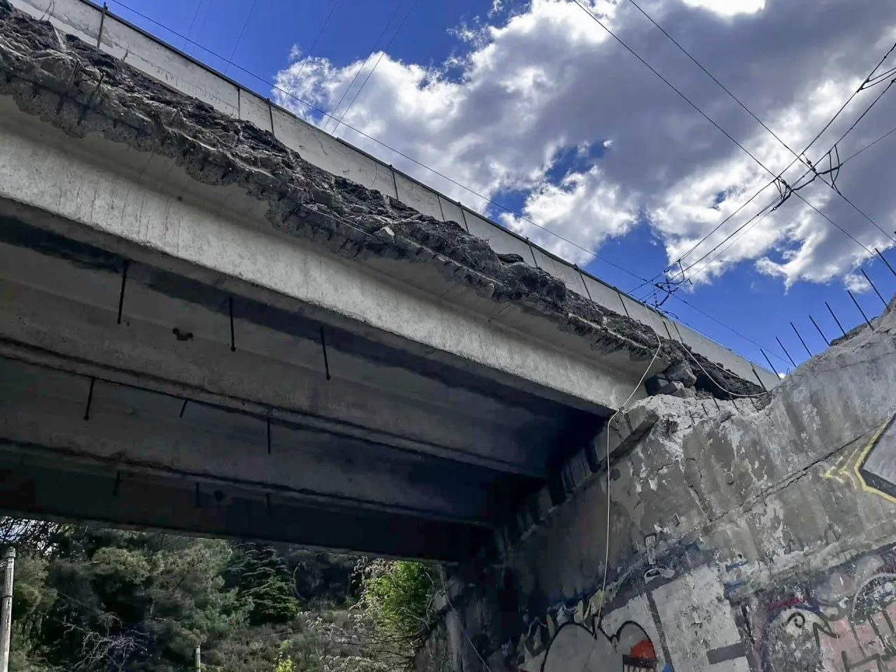 В Крыму продолжается капитальный ремонт моста на въезде в Ялту со стороны Алушты Завершение основных работ на правой стороне моста и восстановление движения по всей ширине проезжей части запланировано на конец мая В ближайшие недели работы будут переводиться под мост чтобы минимизировать неудобства для автомобилистов в летний период На данный момент ведется возведение подпорных стен расширение дороги и перенос коммуникаций