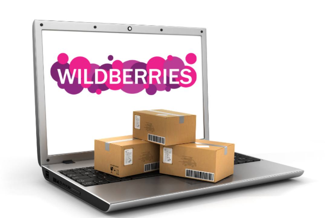 Маркетплейсы в 2025 году как и в прошлом оставались в центре внимания Но если в 2024 м главной темой была мелодрама с разводом и разделом имущества Татьяны Ким и Владислава Бакальчука то в 2025 м жанр сменился на этот раз перед нами разворачивался экономический триллер Против маркетплейсов выступали правительство традиционный ретейл и крупнейшие банки а селлеры обвиняли платформы в резком повышении комиссий Это вынудило небольших продавцов искать другие площадки В следующем году нас видимо ждет продолжение борьбы маркетплейсов с конкурентами Тем более что один из крупнейших игроков Wildberries активно осваивает новые рынки от туризма до производства контента 15 декабря Wildberries Russ заключила сделку по покупке косметической сети Рив Гош Стоимость бизнеса сети оценивалась с учетом долга в 6 млрд рублей А осенью стало известно что компания купила одного из крупнейших туроператоров России Fun Sun бывший TUI Россия у структур Севергрупп Алексея Мордашова Сумма сделки оценивается в 15 16 млрд рублей Еще в июле 2025 года Wildberries Russ зарегистрировала подразделение РВБ Трэвел В марте 2025 года компания запустила видеоплатформу Wibes с короткими вертикальными роликами В июне компания сообщила о 6 3 млн пользователей Wibes а также ввела программу монетизации