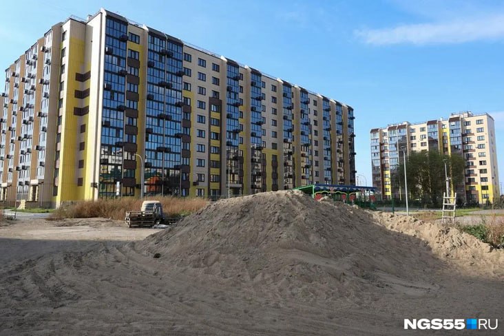 Омская область заняла 56 е место в рейтинге регионов по доступности ипотеки Исследование провели аналитики РИА Новости Они подсчитали какую долю дохода семьи жители регионов отдают за ипотеку и проранжировали регионы по данному показателю Верхние строчки заняли Чукотка и Ямало Ненецкий округ в которых жители отдают за жилье 23 28 от ежемесячного дохода Средний платеж за жилье в них превышает 82 тысяч рублей Омичи в среднем платят по кредитам за жилье 71 6 тысячи рублей в месяц По оценке аналитиков это 59 от среднего дохода семьи Средний размер ипотеки 4 миллиона рублей При этом по стране в среднем размер долга составляет 4 6 миллиона рублей а средний платеж по ипотеке 80 8 тысячи рублей Будьте в курсе даже офлайн NGS55 в MAX