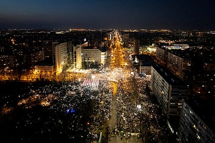 Протестующие студенты заблокировали три моста в сербском городе  Протестующие в Сербии студенты перекрыли три моста через Дунай в Нови-Саде. Об этом сообщает издание Srbija danas. В частности, оказался заблокирован городской мост Свободы, а также Варадинский и Жежелев мосты. Уточняется, что блокировка продлится 24 часа. Ранее президент Сербии Александр Вучич на выступлении перед гражданами в Трстенике назвал массовые протесты студентов и оппозиции попыткой иностранных спецслужб разрушить страну. Массовые протесты в Сербии регулярно проходят после трагедии в Нови-Саде 1 ноября 2024 года. Тогда навесной козырек местного железнодорожного вокзала обрушился на стоящих под ним людей, унеся жизни 15 человек. Протестующие требуют в том числе публикацию всей документации, касающейся реконструкции железнодорожного вокзала, которая завершилась незадолго до трагедии.