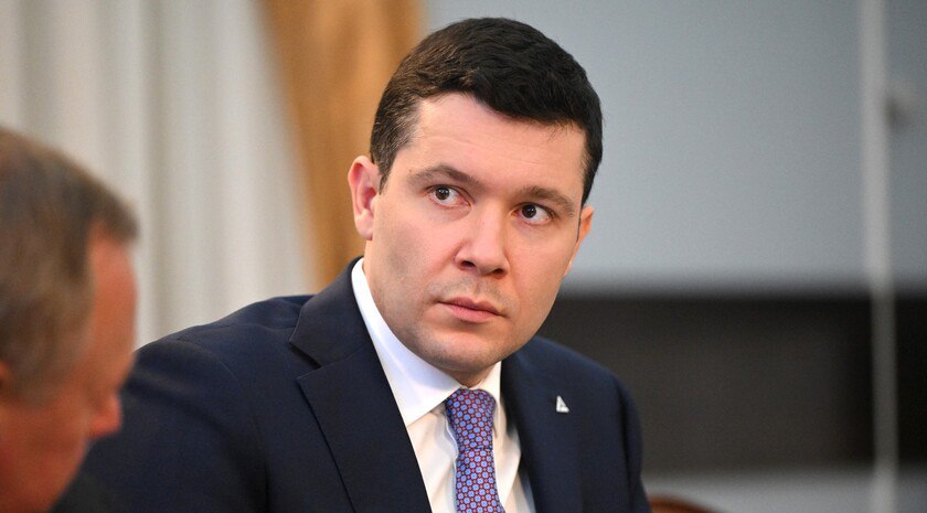 Потребительский рынок в исторических регионах в настоящее время представляет собой развитую инфраструктуру Об этом СМИ заявил министр промышленности и торговли РФ Антон Алиханов Также глава Минпромторга сообщил что крупные компании Донбасса и Новороссии теперь могут бесплатно страховать инвестиции от военных рисков Такая программа защиты бизнеса запущена в ответ на регулярные обстрелы предприятий со стороны киевского режима Страховка покроет ущерб и гарантирует выплаты на восстановление объектов после повреждений Кроме того правительство подготовило законопроект о льготных требованиях к локализации при госзакупках продукции из Новороссии и Донбасса компании получат преимущества newregions