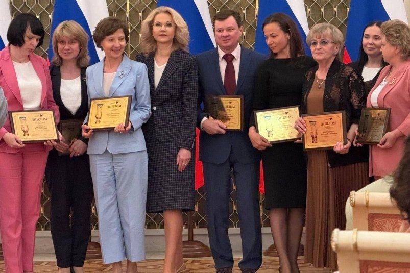 Врачи Приангарья получили национальную премию за прорыв в лечении рака крови у беременных Если раньше медики могли спасти только мать, то новый подход позволяет сохранить жизнь не только матери, но и ребенку. За эту разработку они и получили премию. Как отмечает замглавного врача ИОКБ, лечение острого лейкоза и его диагностирование во время беременности — это особенно сложная задача, требующая принятия критических решений. С момента основания гематологического отделения ИОКБ химиотерапевтическое лечение прошли 8 женщин с острым лейкозом, диагностированным во время беременности. Совсем недавний случай, когда у пациентки с таким диагнозом родился здоровый ребенок, причем третий в семье. Женщина живет полной и счастливой жизнью и воспитывает дочь.