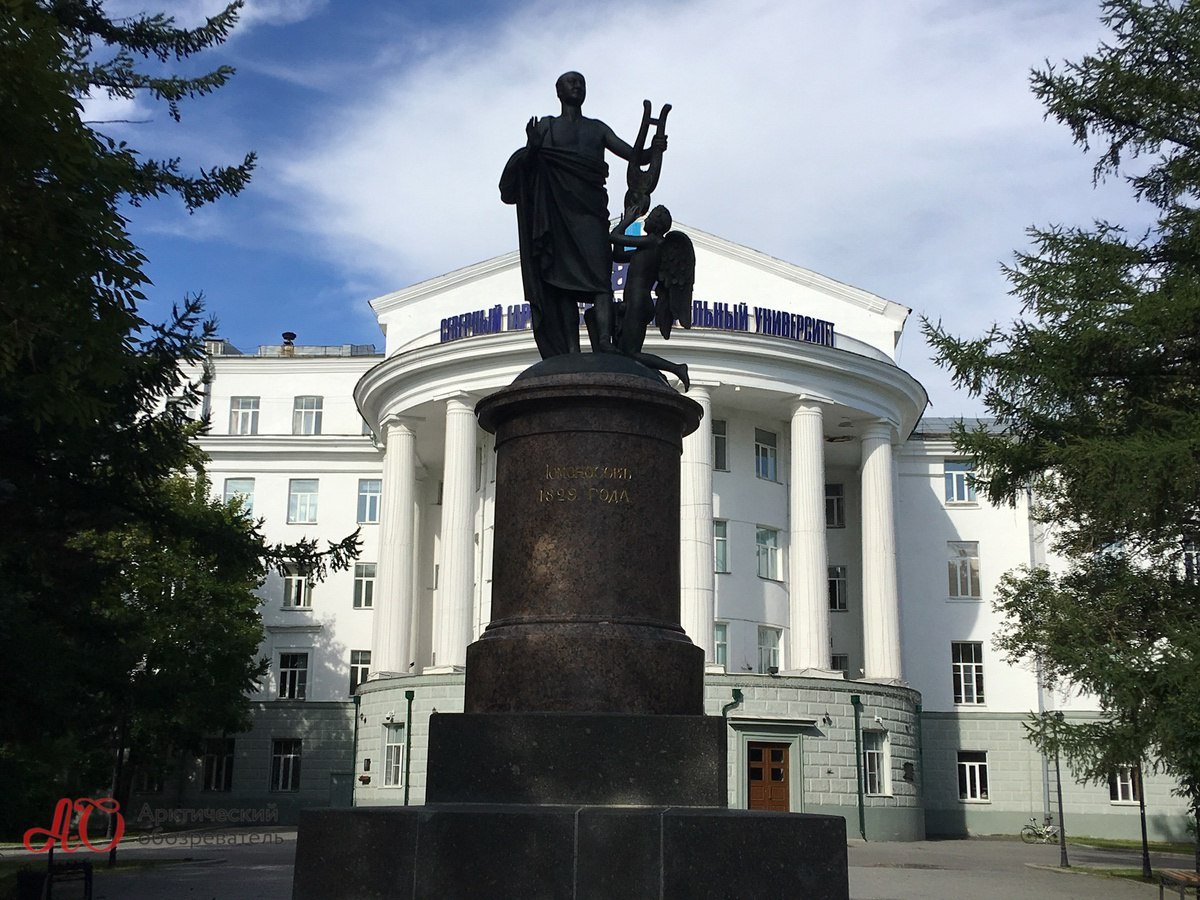 Силовики провели обыски в Северном  Арктическом  Федеральном университете. По сообщению Следкома по Архангельской области, в отношении двух сотрудников САФУ возбуждено уголовное дело сразу по трём статьям: злоупотребление должностными полномочиями, пособничество в злоупотреблении должностными полномочиями и пособничество в служебном подлоге.   Как пояснил «АО» источник, знакомый с ситуацией, речь может идти о «торговле» мест в аспирантуре университета в период проведения «частичной мобилизации».  Из пресс-релиза СУ СК по Архангельской области: Следствием установлено, что в период с августа по октябрь 2022 года сотрудники высшего учебного заведения без проведения вступительных испытаний за пределами сроков поступления в университет по программе аспирантуры, организовали подготовку и подписали приказ о зачислении в число обучающихся по программе подготовки научных и научно-педагогических кадров в аспирантуре нескольких абитуриентов. В результате чего указанные лица незаконно были включены в списки обучающихся.    Мурманск.ру