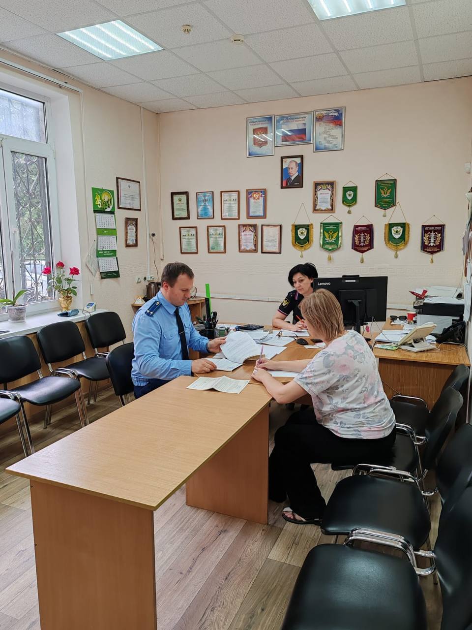 Прокуратурой Гулькевичского района совместно с руководством Гулькевичского отдела судебных приставов проведен тематический прием граждан В Гулькевичском районном отделе судебных приставов проведен выезднойприем граждан по вопросам соблюдения законодательства об исполнительном производстве. В ходе приема граждане обратились с вопросами о законности взыскания сумм задолженности, своевременности и объективности принятия применения мер принудительного исполнения, неуплаты алиментов и прочим вопросам. По результатам приема гражданам даны соответствующие разъяснения законодательства, приняты заявления, итог рассмотрения которых поставлен прокуратурой района на контроль. Также обращено внимание руководства Гулькевичского районного отдела ГУ ФССП на недопустимость нарушения прав социально незащищенной категории граждан, участников специальной военной операции и членов их семей. Работа в данном направлении продолжается.