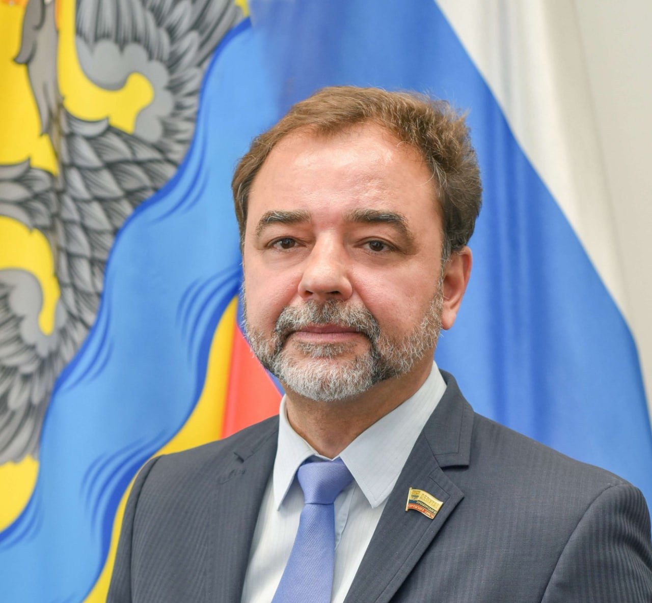 В Оренбурге арестовали за организацию убийств депутата горсовета Алексея Кузьмина Он обвиняется по ч 3 ст 33 п а з ч 2 ст 105 УК РФ Организация убийства двух или более лиц по найму Судебный процесс по избранию меры пресечения прошел в закрытом режиме в Промышленном районном суде Известно что на беседу в правоохранительные органы депутата вызывали еще в минувший четверг 25 декабря В тот день он не явился на очередное заседание депутатов хотя 24 декабря присутствовал на процедуре избрания мэра города Альберта Юмадилова Алексей Кузьмин с 2010 года является депутатом Оренбургского горсовета в предыдущем созыве был его вице спикером Также он член партии Единая Россия Как сообщают собственные источники ЕАН вероятно арест Кузьмина связан с другим громким задержанием главаря оренбургской банды киллеров Алексея Худаева По данным СКР Худаев несколько лет находился в розыске и обвиняется в организации и руководстве ОПГ которая совершала убийства Подпишитесь на канал ЕАН Оренбург