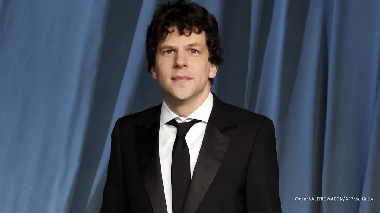 Актер Джесси Айзенберг жертвует свою почку незнакомцу Звезда трилогии Иллюзия обмана рассказал что ему нравится заниматься донорством на утреннем шоу NBC 42 летний Айзенберг напомнил что летом уже участвовал в акции по сдаче крови Просто во мне так много крови и я чувствую что должен ее пролить цитирует People шутку актера По его словам почку он собирается пожертвовать через шесть недель РЕН ТВ в Telegram в MAX