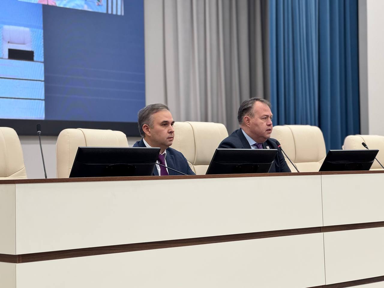 Новым главврачом онкодиспансера Татарстана стал Марат Мухамадеев Ранее он был главным врачом челнинской больницы скорой медицинской помощи Мухамадеева коллективу представил глава минздрава Татарстана Альмир Абашев Напомним предыдущего главврача уволили из за утраты доверия Фото пресс служба республиканского онкодиспансера inkazanischa теперь и в МАХ