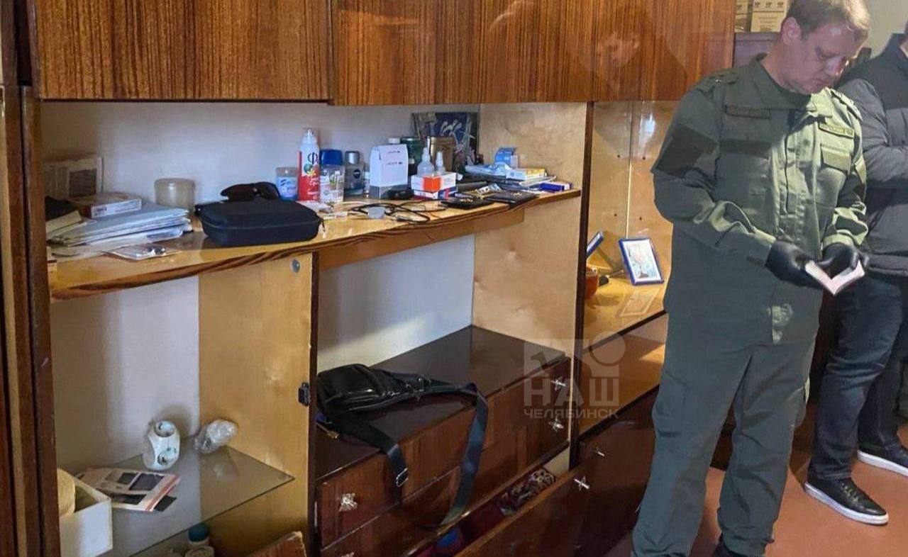 Челябинец убил двух знакомых во время застолья 15 ноября они вместе распивали алкоголь в квартире В ходе ссоры подозреваемый начал избивать друзей руками и острым обломком бутылки Оба мужчины скончались на месте После инцидента злоумышленник попытался скрыться но вскоре был задержан в Екатеринбурге Теперь его ждет тюремный срок