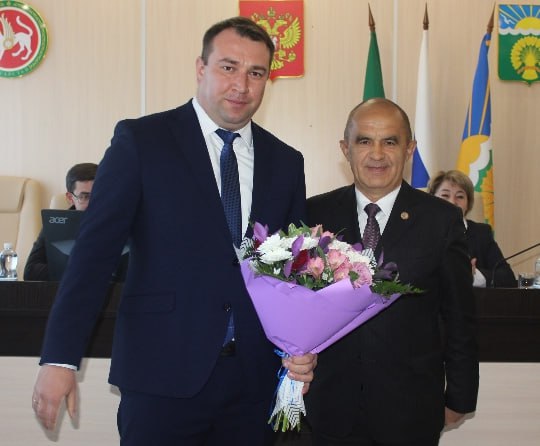 В Татарстане задержали замглавы Актанышского района Ильшата Габдулхаева Его подозревают в превышении должностных полномочий и получении взятки пишет БО Сегодня утром Габдулхаева доставили с работы в следственный комитет Предварительно чиновник мог быть причастен к давлению на главу одного из сельских поселений от которого требовали передать право аренды на участок владельцу местного КФХ За помощь Габдулхаев мог получить 1 4 млн рублей взятки Фото пресс служба Актанышского района inkazanischa теперь и в МАХ