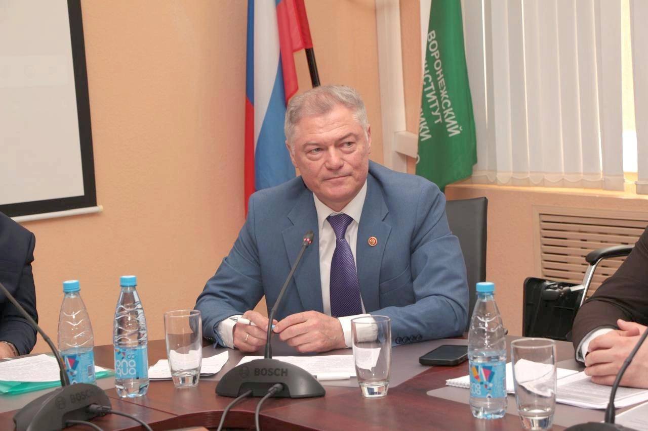 Зампред правительства региона Виктор Логинов ушел с должности по собственному желанию Этот пост он занимал 10 лет Логинов курировал сферы сельского и лесного хозяйства экологии ветеринарии В региональном парламенте Виктор Логинов может возглавить фракцию Единой России Он стал кандидатом на эту должность после заседания реготделения партии правительство Воронежской области Воронеж Сейчас