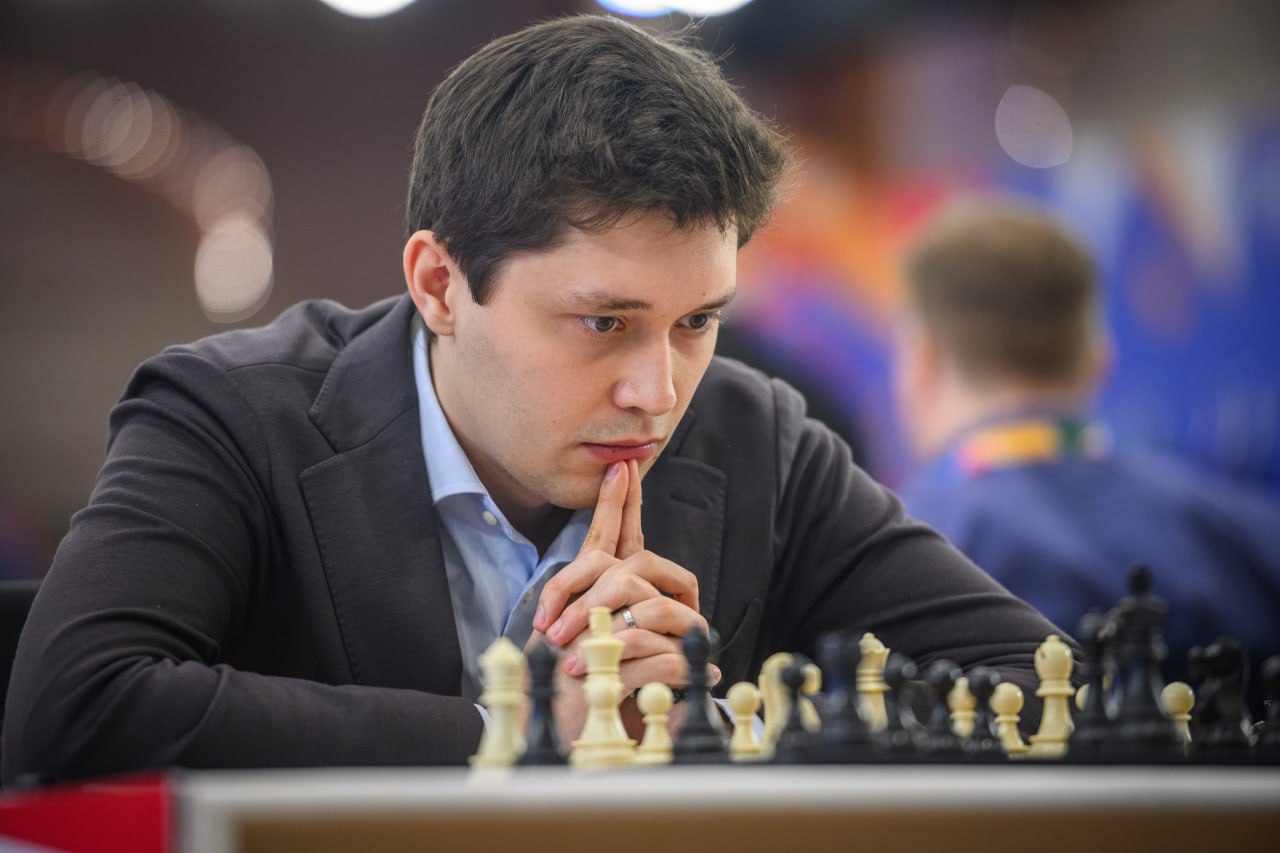 Андрей Есипенко вышел в следующий раунд Кубка мира В своём первом поединке он обыграл Ниджата Абасова со счётом 2 0 В следующем матче Андрей сразится с победителем противостояния Пуя Идани Мурали Картикеян Ph FIDE chessgames
