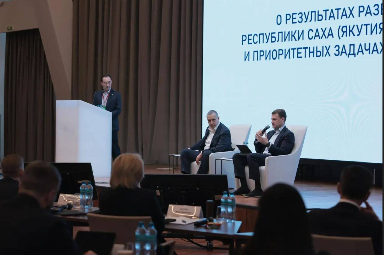 Айсен Николаев представил итоги и планы развития Якутии на совещании Юрия Трутнева С докладом об итогах развития Якутии в 2025 году и планах на будущее выступил Айсен Николаев Он сообщил что в отчётном году объём валового регионального продукта края превысил 2 6 трлн рублей продемонстрировав рост Кроме того инвестиции составили свыше 700 млрд рублей а добыча угля и золота достигла исторических максимумов ulusmedia Читайте нас в MAX