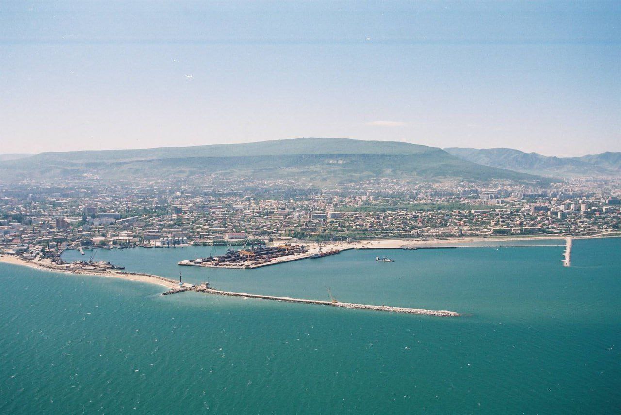 В Дагестане образован Морской совет при главе республики Указ о его создании подписал Сергей Меликов Основные задачи Совета   разработка рекомендаций направленных на раскрытие потенциала Дагестана в морской сфере   подготовка предложений по развитию морской деятельности и повышению конкурентоспособности   обеспечение реализации решений Морской коллегии России на территории республики   координация взаимодействия участников морской отрасли на Каспийском направлении Председатель Совета глава Республики Дагестан В состав вошли представители регионального правительства и парламента руководители правоохранительных органов главы городов и районов