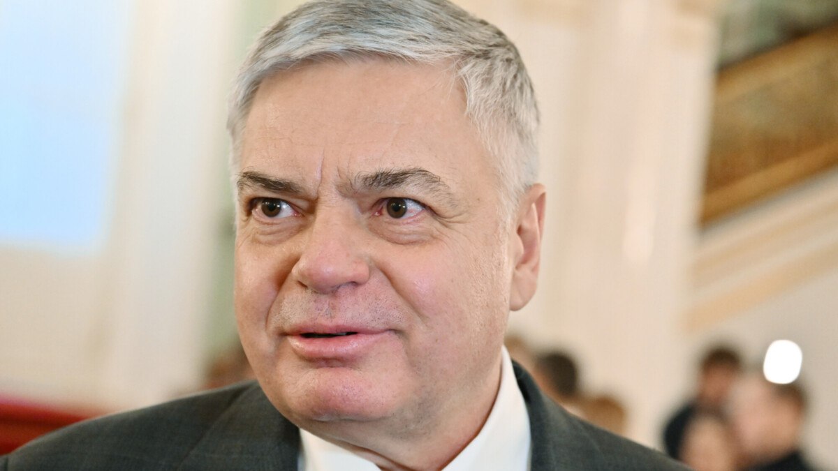 Шишкарев подтвердил, что Международная федерация гандбола обсуждает допуск российских спортсменов с МОК  Председатель высшего совета ФГР Сергей Шишкарев заявил Матч ТВ, что организация получала письмо от IHF.   Ранее об этом сообщила пресс-служба Белорусской федерации гандбола со ссылкой на письмо президента IHF Хассана Мустафы.  «Могу подтвердить, что ФГР получила письмо от Мустафы о том, что IHF обсуждает с МОК вопросы возвращения российских и белорусских национальных сборных и клубов на международную арену. Со своей стороны, уже более трех лет мы ведем конструктивный диалог с международной и европейской федерацией по поводу того, чтобы наши спортсмены могли участвовать в соревнованиях любого уровня.   Считаем, что спорт должен оставаться вне политики и, как это было давно задекларировано, нести в себе объединяющее начало. Один из принципов олимпизма заключается в том, что каждый должен иметь возможность заниматься спортом, не подвергаясь дискриминации. К примеру, женская сборная России по гандболу на Олимпийских играх в Рио-де-Жанейро и Токио завоевала золотые и серебряные медали, что является феноменальным результатом. И мы все видели, как много потеряла в ее отсутствие прошлогодняя Олимпиада в Париже. Очень амбициозная национальная команда сейчас подобралась и у мужчин.   За это время мы существенно омолодили составы и, конечно, в любой момент готовы вернуться на международную арену. У нас сейчас очень талантливое поколение гандболисток и гандболистов, которые, к сожалению, по независящим от них причинам не имеют возможности играть с лучшими сборными и клубами. Надеюсь, что процесс сдвинется с мертвой точки, и в скором времени мы узнаем положительные новости по этому важному вопросу»       РИА Новости/Кристина Кормилицына